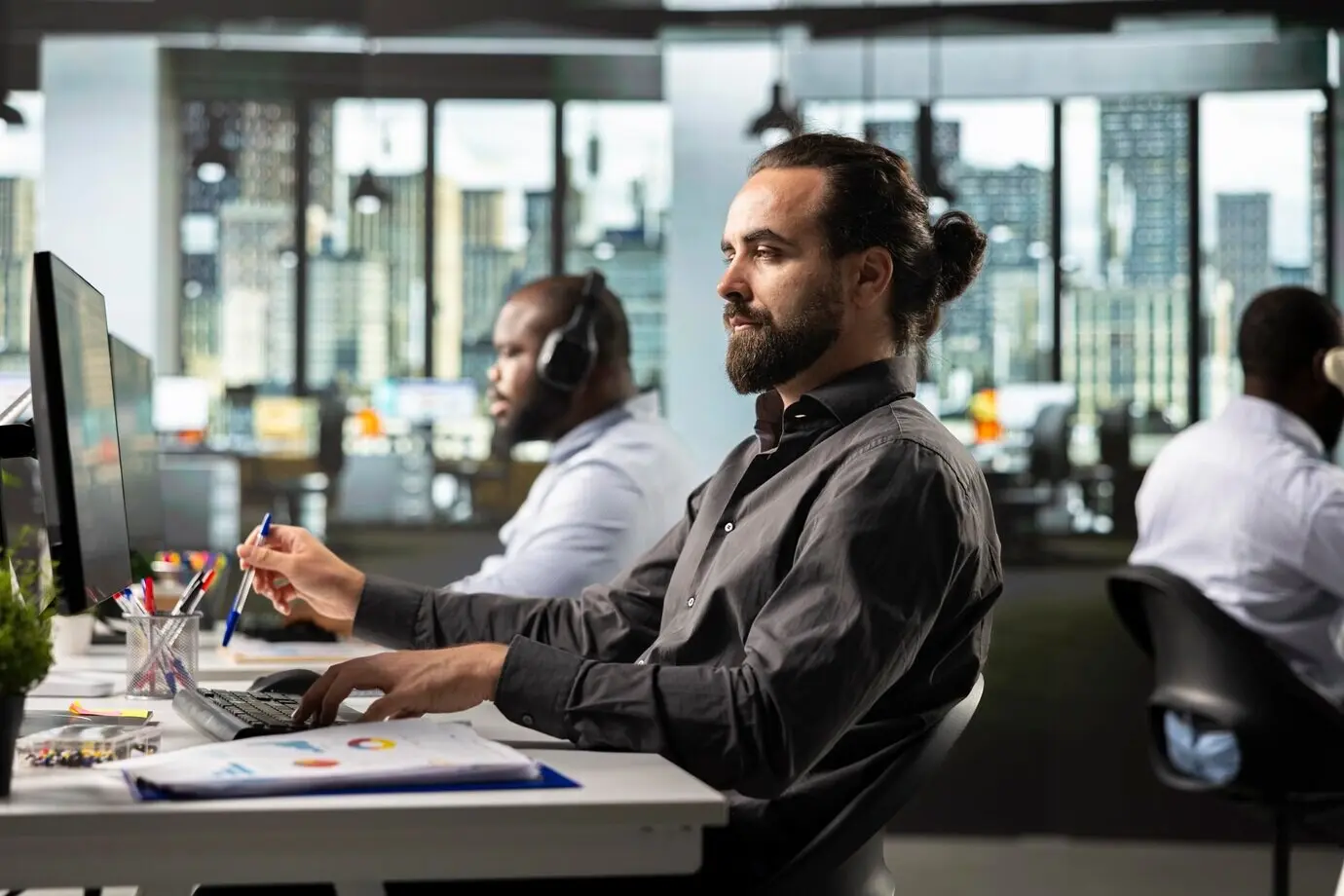 Ein Unternehmensmitarbeiter arbeitet am Computer, um Finanzaufgaben zu lösen, Ziele zu erreichen und sich etwas einfallen zu lassen.