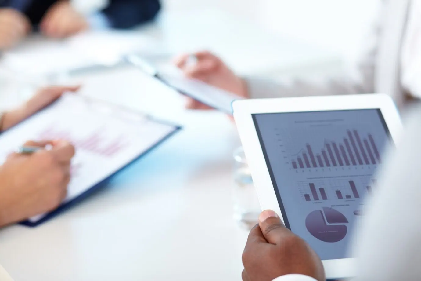 Digitales Tablet vor verschwommenem Hintergrund