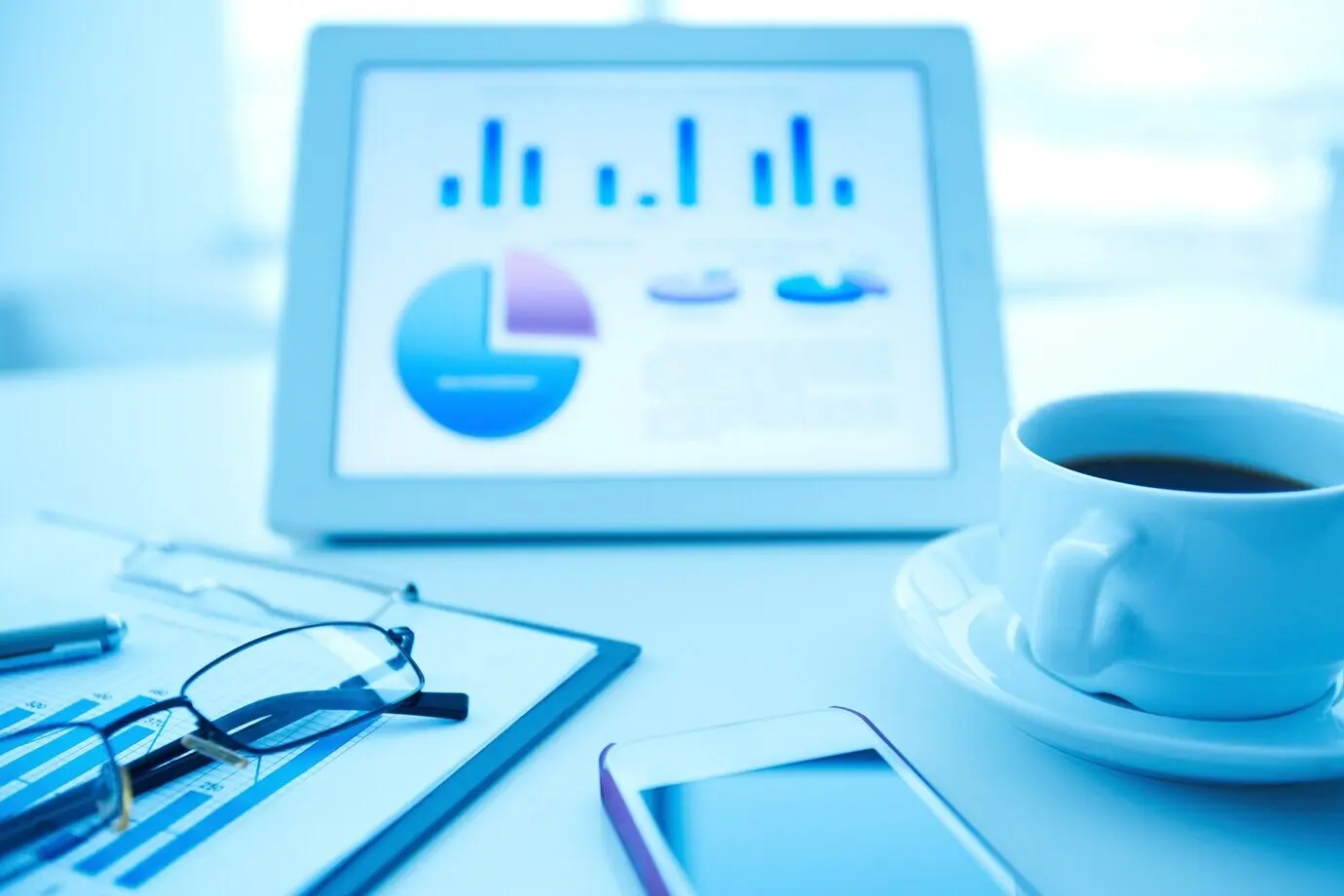 Nahaufnahme einer Tasse Kaffee und eines Mobiltelefons