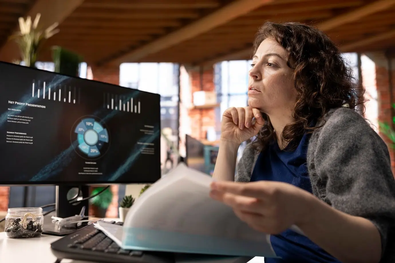 Junger Unternehmensanalyst im Büro, der sich am PC eine Geschäftspräsentation ansieht
