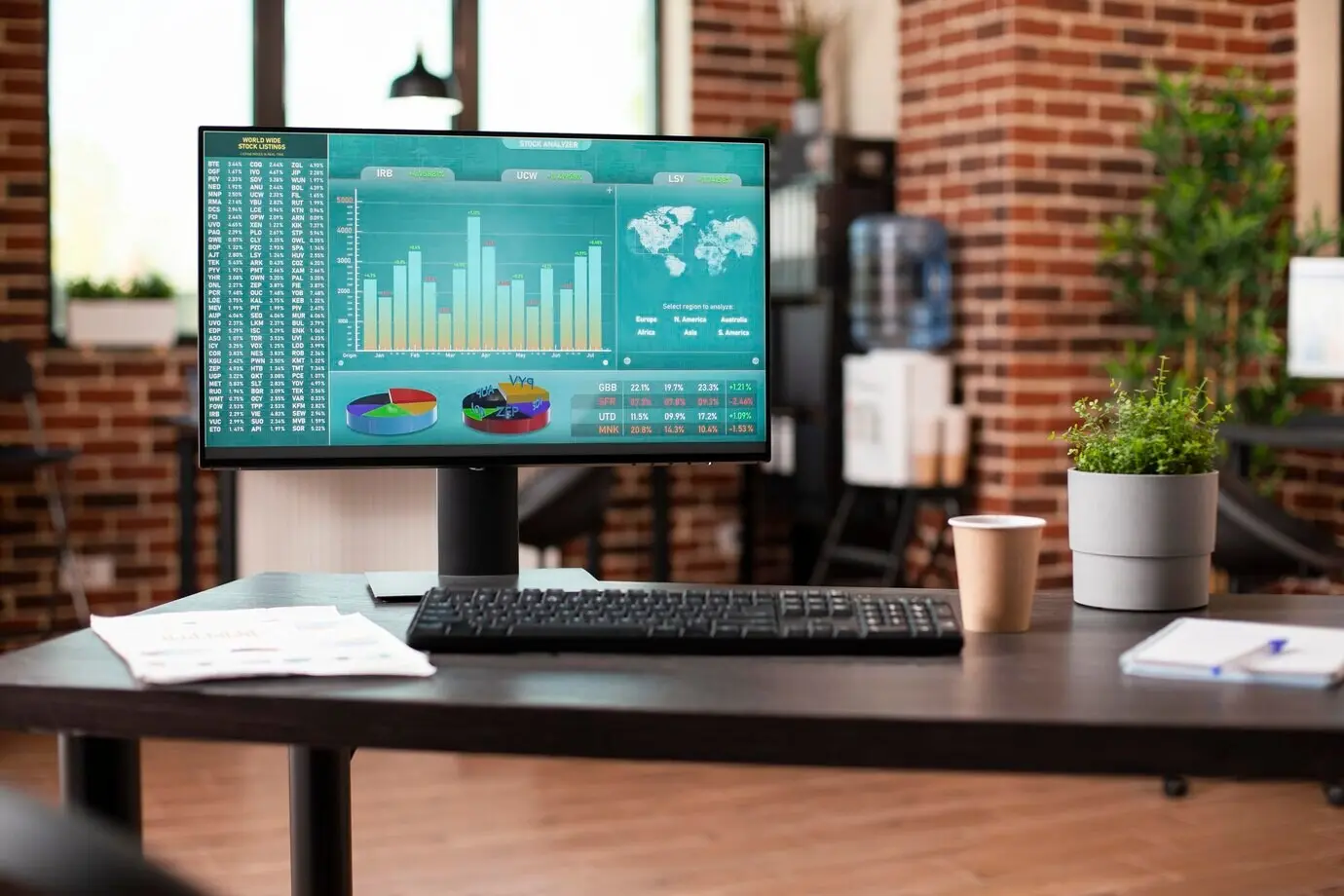 Freier Tisch mit Computer für Recherchezwecke.